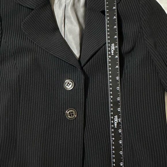 Tahari women's blazer Size 8 Black cropped cuffed pinstripe Gray lined - Picture 13 of 13